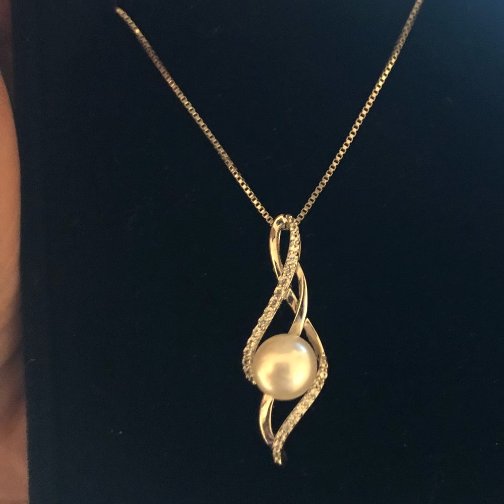 Brand new pearl/diamond necklace